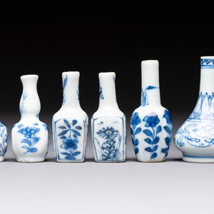 A group of 12 Chinese blue and white miniature vases and a small bottle vase, Kangxi — photo 10