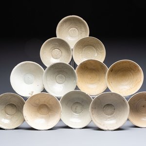 A group of 12 Chinese celadon-glazed bowls with incised floral design from the Jepara shipwreck, Fujian kilns, Song — photo 1