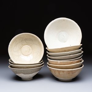 A group of 12 Chinese celadon-glazed bowls with incised floral design from the Jepara shipwreck, Fujian kilns, Song — photo 2