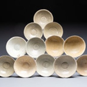A group of 12 Chinese celadon-glazed bowls with incised floral design from the Jepara shipwreck, Fujian kilns, Song — 照片 1