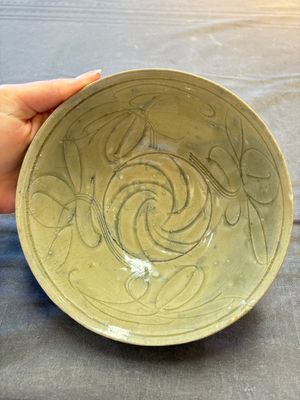 A group of 12 Chinese celadon-glazed bowls with incised floral design from the Jepara shipwreck, Fujian kilns, Song — photo 19