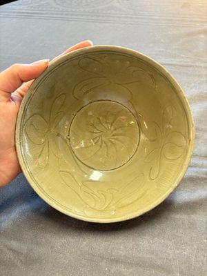 A group of 12 Chinese celadon-glazed bowls with incised floral design from the Jepara shipwreck, Fujian kilns, Song — photo 23