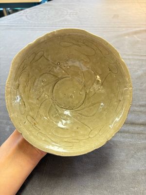A group of 12 Chinese celadon-glazed bowls with incised floral design from the Jepara shipwreck, Fujian kilns, Song — photo 3