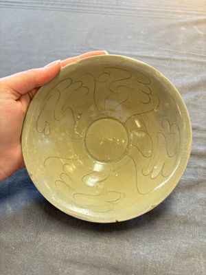 A group of 12 Chinese celadon-glazed bowls with incised floral design from the Jepara shipwreck, Fujian kilns, Song — photo 31