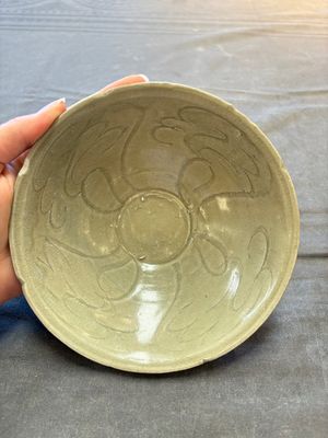 A group of 12 Chinese celadon-glazed bowls with incised floral design from the Jepara shipwreck, Fujian kilns, Song — photo 35