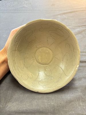 A group of 12 Chinese celadon-glazed bowls with incised floral design from the Jepara shipwreck, Fujian kilns, Song — photo 39