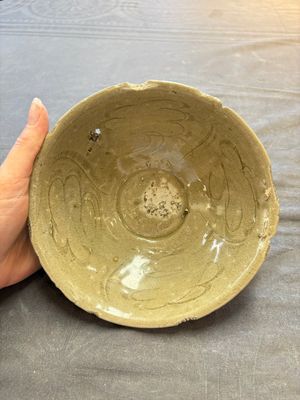 A group of 12 Chinese celadon-glazed bowls with incised floral design from the Jepara shipwreck, Fujian kilns, Song — photo 43