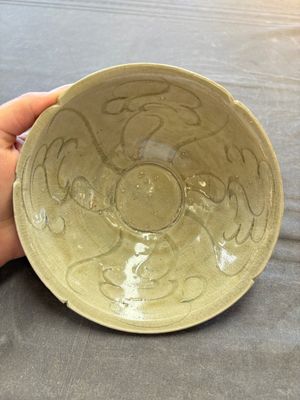 A group of 12 Chinese celadon-glazed bowls with incised floral design from the Jepara shipwreck, Fujian kilns, Song — photo 7