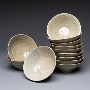 A group of 12 Chinese celadon-glazed bowls with incised floral design from the Jepara shipwreck, Fujian kilns, Song — photo 1