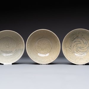 A group of 12 Chinese celadon-glazed bowls with incised floral design from the Jepara shipwreck, Fujian kilns, Song — photo 9