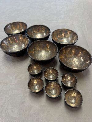 A group of 12 Chinese silver-lined coconut 'Shou 壽' bowls and cups, Wang Hengxin 王恆馨 marks, 19/20th C. — foto 1