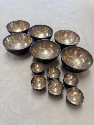 A group of 12 Chinese silver-lined coconut 'Shou 壽' bowls and cups, Wang Hengxin 王恆馨 marks, 19/20th C. — foto 2