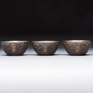 A group of 12 Chinese silver-lined coconut 'Shou 壽' bowls and cups, Wang Hengxin 王恆馨 marks, 19/20th C. — foto 11