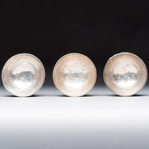 A group of 12 Chinese silver-lined coconut 'Shou 壽' bowls and cups, Wang Hengxin 王恆馨 marks, 19/20th C. — foto 12