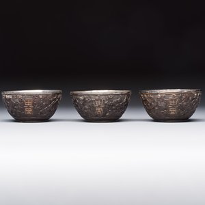 A group of 12 Chinese silver-lined coconut 'Shou 壽' bowls and cups, Wang Hengxin 王恆馨 marks, 19/20th C. — foto 9