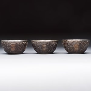 A group of 12 Chinese silver-lined coconut 'Shou 壽' bowls and cups, Wang Hengxin 王恆馨 marks, 19/20th C. — foto 10
