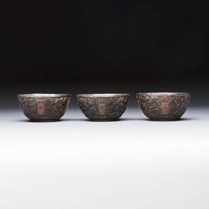 A group of 12 Chinese silver-lined coconut 'Shou 壽' bowls and cups, Wang Hengxin 王恆馨 marks, 19/20th C. — foto 10