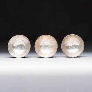A group of 12 Chinese silver-lined coconut 'Shou 壽' bowls and cups, Wang Hengxin 王恆馨 marks, 19/20th C. — foto 12