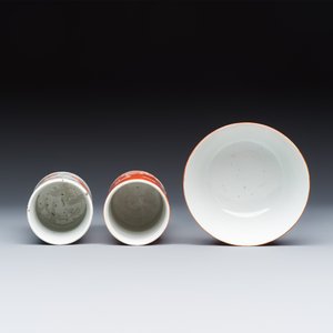 A group of 13 Chinese iron-red and famille rose wares — photo 12