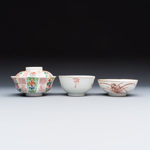 A group of 13 Chinese iron-red and famille rose wares — photo 16