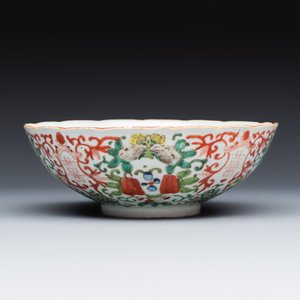 A group of 13 Chinese iron-red and famille rose wares — photo 3