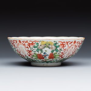 A group of 13 Chinese iron-red and famille rose wares — photo 4