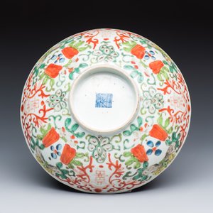 A group of 13 Chinese iron-red and famille rose wares — photo 7