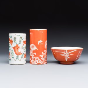 A group of 13 Chinese iron-red and famille rose wares — photo 8
