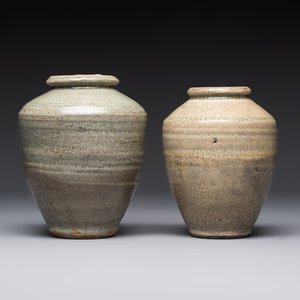 A group of 15 Chinese and Southeast Asian celadon and brown-glazed wares, 15th C. and later — photo 4
