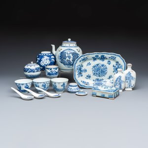 A group of 16 Chinese blue and white wares — photo 1