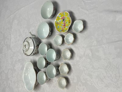 A group of 16 Chinese famille rose and qianjiang cai wares — photo 1