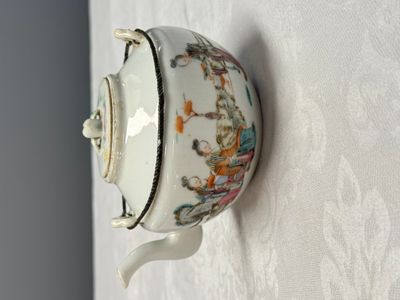 A group of 16 Chinese famille rose and qianjiang cai wares — photo 28