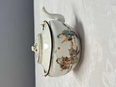 A group of 16 Chinese famille rose and qianjiang cai wares — photo 30
