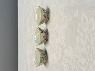 A group of 16 Chinese famille rose and qianjiang cai wares — photo 8