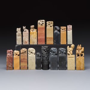 A group of 18 Chinese carved soapstone seals, 20th C. — 照片 1