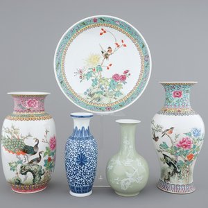 A group of 20th C. Chinese Jingdezhen porcelain: a dish and four vases — photo 1
