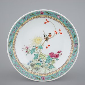 A group of 20th C. Chinese Jingdezhen porcelain: a dish and four vases — photo 2