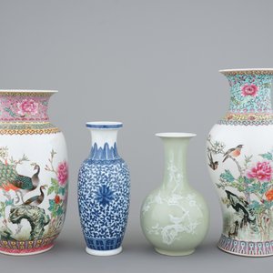 A group of 20th C. Chinese Jingdezhen porcelain: a dish and four vases — photo 4