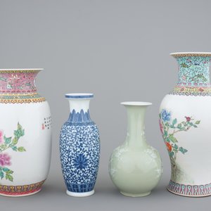 A group of 20th C. Chinese Jingdezhen porcelain: a dish and four vases — photo 5