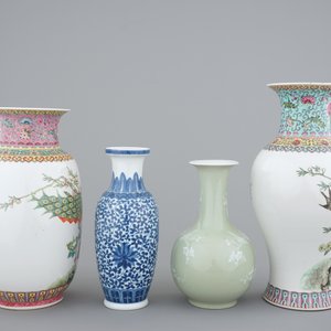A group of 20th C. Chinese Jingdezhen porcelain: a dish and four vases — photo 7