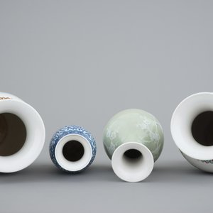 A group of 20th C. Chinese Jingdezhen porcelain: a dish and four vases — photo 8