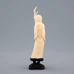 A group of 4 Chinese ivory carvings incl. figures of Buddha, late 19th to early 20th C. — photo 11