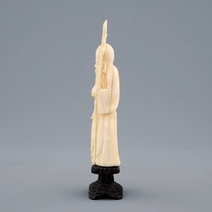 A group of 4 Chinese ivory carvings incl. figures of Buddha, late 19th to early 20th C. — photo 12