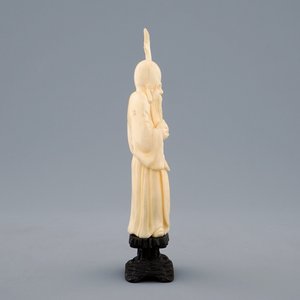 A group of 4 Chinese ivory carvings incl. figures of Buddha, late 19th to early 20th C. — photo 10