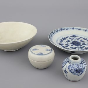 A group of 4 Chinese porcelain pieces, Ming dynasty — photo 1