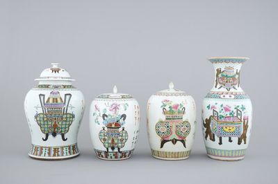 A group of 4 Chinese vases and 2 blue and white plates, 18/19th C.