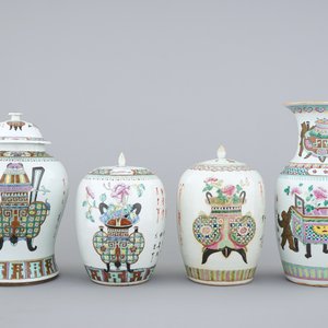 A group of 4 Chinese vases and 2 blue and white plates, 18/19th C. — photo 1