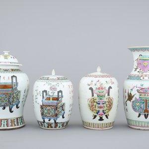 A group of 4 Chinese vases and 2 blue and white plates, 18/19th C. — photo 3