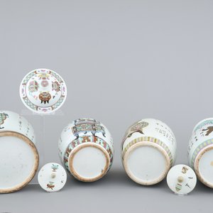 A group of 4 Chinese vases and 2 blue and white plates, 18/19th C. — photo 5