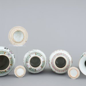 A group of 4 Chinese vases and 2 blue and white plates, 18/19th C. — photo 6